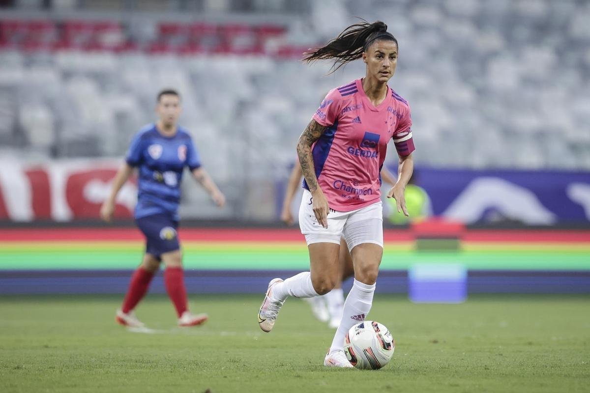 Em preliminar de Cruzeiro x Ituano pela Srie B, o time feminino da Raposa, conhecido como Cabulosas, goleou o Araguari por 8 a 0 pela terceira rodada do Campeonato Mineiro Feminino. Equipe cruzeirense estreou o uniforme rosa, confeccionado pela Adidas em homenagem  campanha Outubro Rosa, de conscientizao contra o cncer de mama