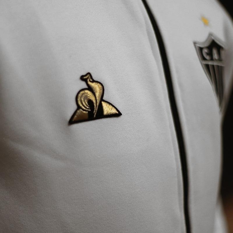 Aguardado pela torcida do Atltico, os agasalhos fabricados pela Le Coq Sportif chegaram s lojas. Entretanto, torcedores reclamaram do preo das peas e notaram diferenas com relao aos modelos usados pela comisso tcnica