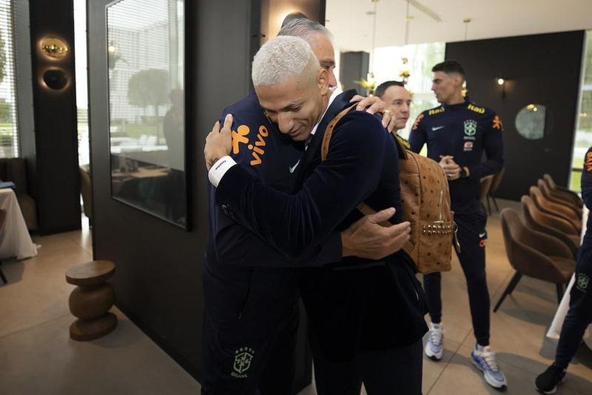 Nesta segunda-feira, os atletas que defendem clubes europeus comearam a se apresentar em Turim. Com isso, a Seleo Brasileira aguarda apenas a chegada de Marquinhos e Neymar 