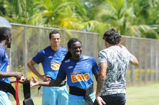 Negociado com o Guangzhou Evergrande, da China, meia-atacante se despediu dos companheiros