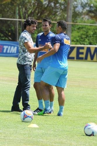 Negociado com o Guangzhou Evergrande, da China, meia-atacante se despediu dos companheiros