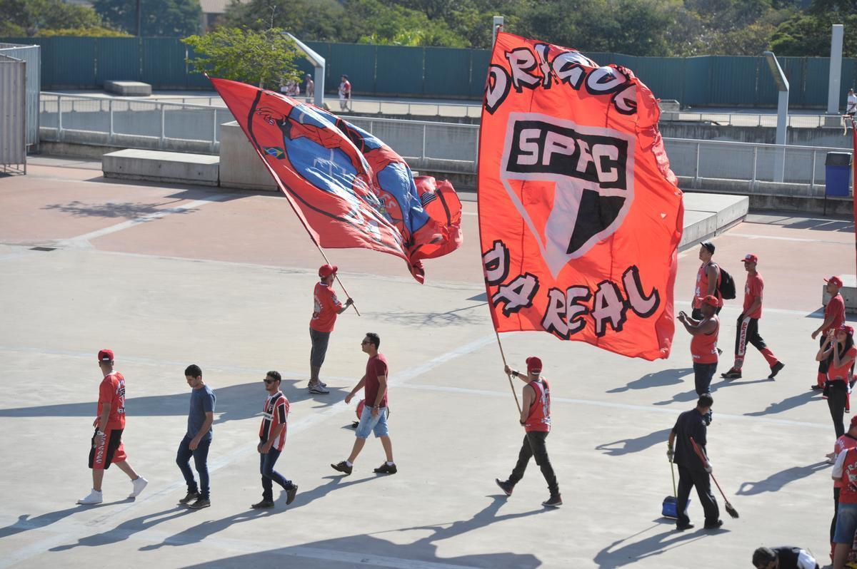 Imagens das torcidas de Cruzeiro e So Paulo no Mineiro
