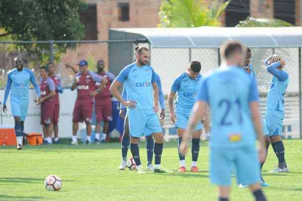 Mano Menezes voltou a fechar treino na Toca da Raposa II e permitiu imagens apenas do aquecimento. O certo  que o treinador voltar a contar com o Cruzeiro ideal diante do Boca Juniors, na quinta-feira, no Mineiro. Todos os atletas esto  disposio para duelo de volta das quartas de final da Libertadores