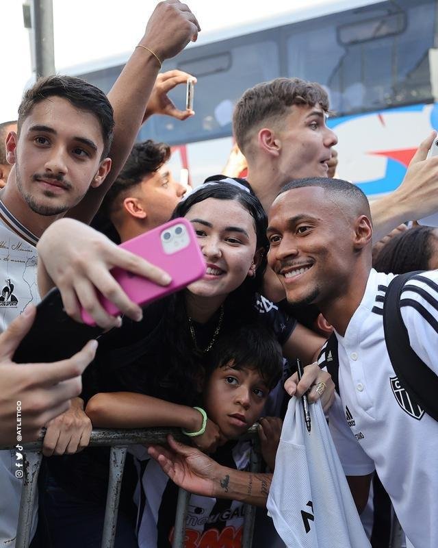 Torcedores recepcionam jogadores do Atltico em Ipatinga