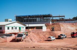 Ideia  mostrar a realidade das obras de construo do estdio do Galo
