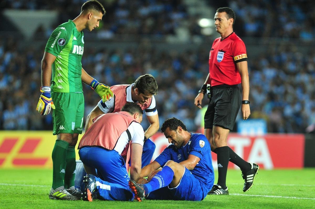 Fotos do primeiro tempo de Racing e Cruzeiro, no El Cilindro, pela Copa Libertadores. Atacante Fred se machucou na panturrilha direita logo no comeo da partida e foi substitudo por Rafael Sobis