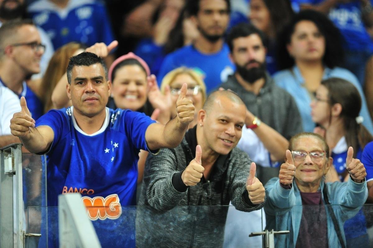 Lances do primeiro tempo de Cruzeiro x Athletico-PR, no Mineiro, pela 12 rodada do Brasileiro; time paranaense saiu na frente na etapa inicial com gol de pnalti do lateral Jonathan