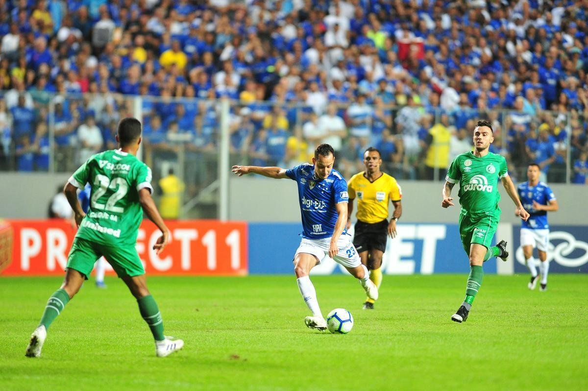 Com apoio da torcida, Cruzeiro recebeu a Chapecoense no Independncia 