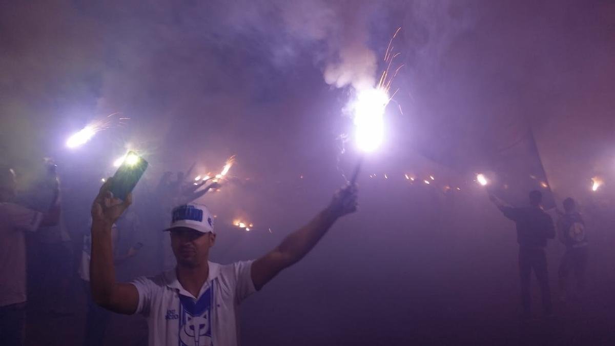 Torcida do Cruzeiro promove rua de fogo na sada da delegao da Toca da Raposa II, rumo ao aeroporto de Confins, antes da viagem para Porto Alegre. Time enfrenta o Internacional na quarta-feira, no Beira-Rio, pela semifinal da Copa do Brasil