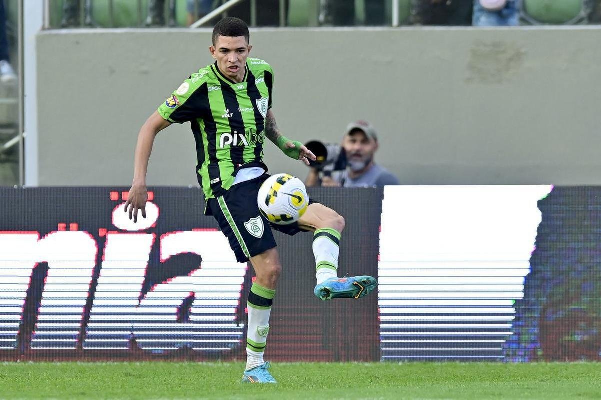As fotos do duelo decisivo entre Amrica e Atltico, neste domingo (13/11), no Independncia, em Belo Horizonte. Partida foi vlida pela 38 rodada da Srie A do Campeonato Brasileiro.