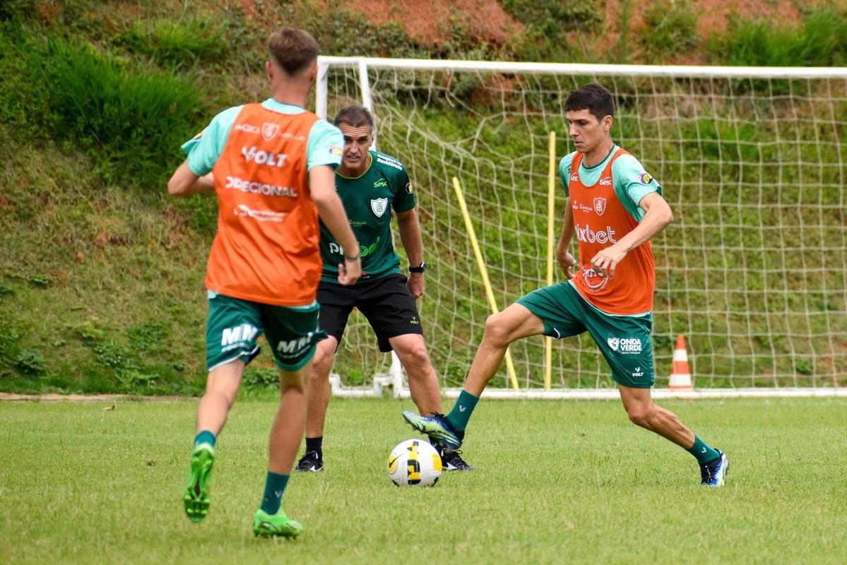 Neste sbado, o Amrica encerrou a preparao para enfrentar o Fluminense no CT Lanna Drumond 