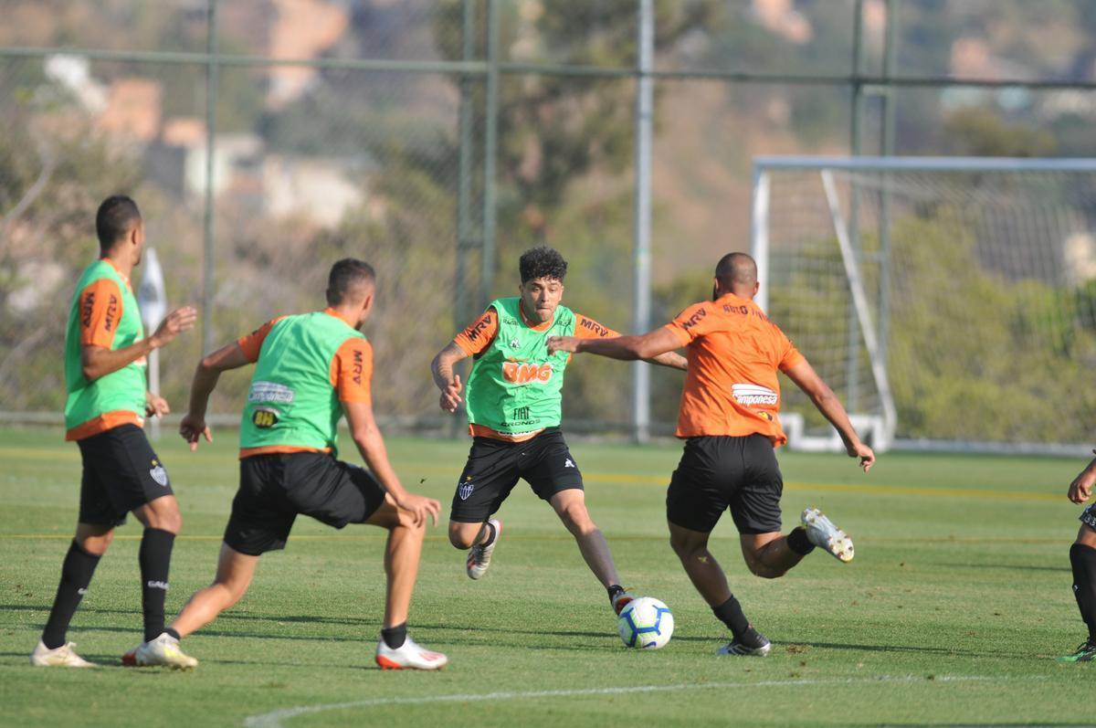 Tarde na Cidade do Galo teve entrevista de Di Santo, pronunciamento de Rui Costa e treino