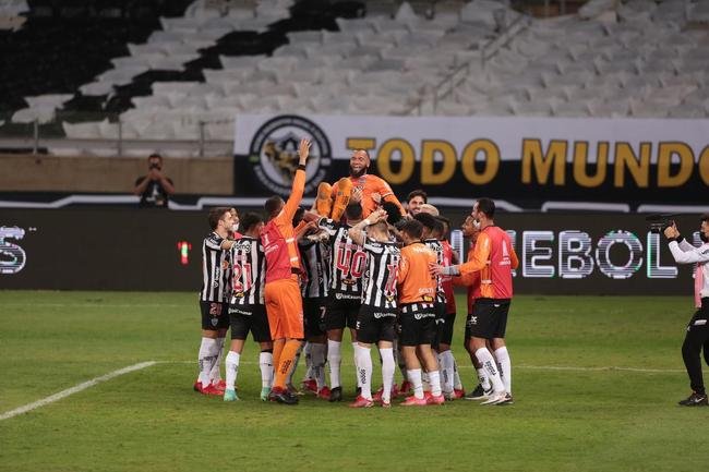 Goleiro Everson, do Atltico, foi heri na deciso por pnaltis contra o Boca Juniors ao defender duas cobranas e ao marcar o gol da classificao: 3 a 1 nas batidas alternadas aps 0 a 0 no tempo normal, no Mineiro.
