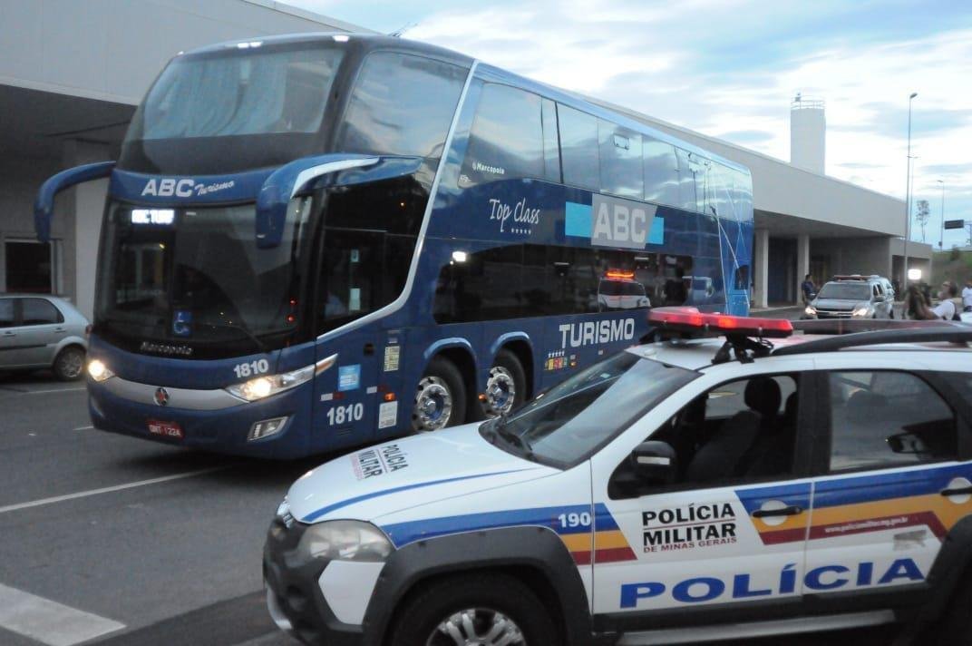 Jogadores do Cruzeiro desembarcaram nesta sexta-feira  tarde no Aeroporto de Confins, na Grande Belo Horizonte, depois da derrota por 2 a 0 para o Grmio, em Porto Alegre. O policiamento foi reforado e houve escolta do nibus at a Toca da Raposa II. No houve presena de torcidas organizadas. Motoristas de aplicativo, presentes no local, foram os nicos a presenciar a chegada. Os cruzeirenses xingaram, enquanto os atleticanos gritaram 'o o o, segunda diviso'.