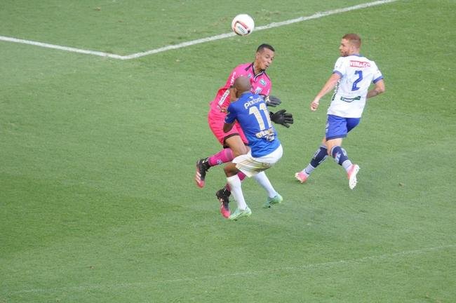 Cruzeiro goleou URT por 3 a 0 no Independncia com gols de Thiago, Machado e Edu em sua estreia no Mineiro. Ronaldo, dono da SAF, assistiu  partida no Horto. Duelo marcou estreia do tcnico uruguaio Paulo Pezzolano