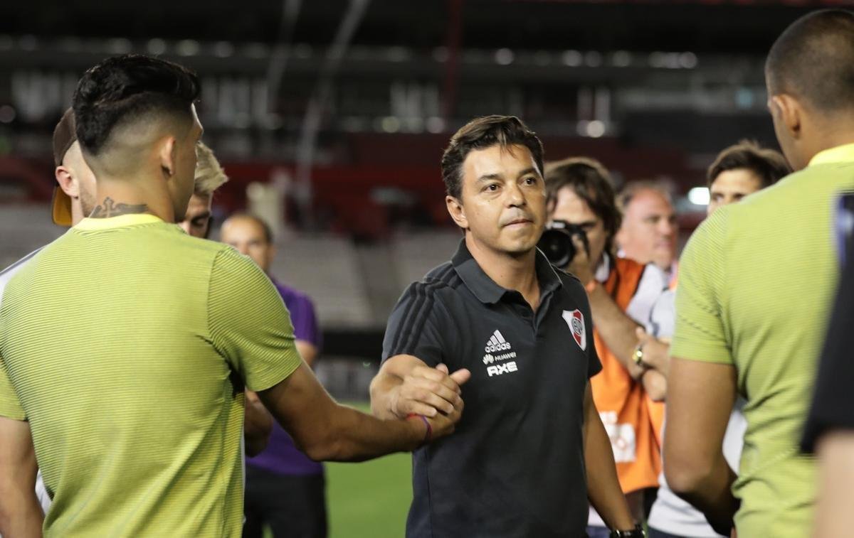 Depois do adiamento da final da Libertadores, jogadores de River Plate e Boca Juniors estiveram no gramado do Monumental de Nez e trocaram algumas palavras amistosas