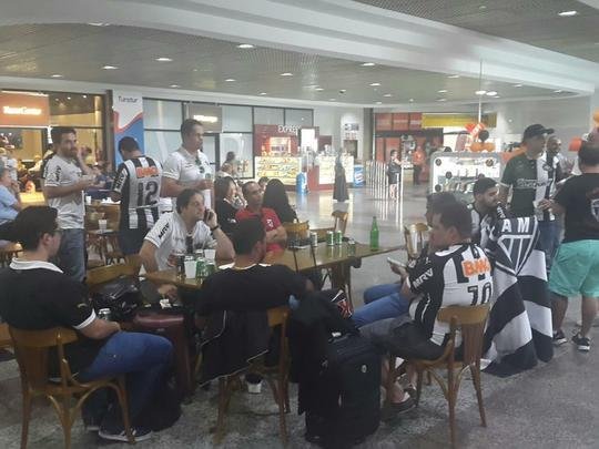 Jogadores desembarcaram na tarde desta terça-feira, em Porto Alegre