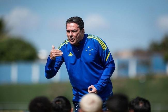 Luxemburgo conversou com os jogadores e orientou o time durante o treino