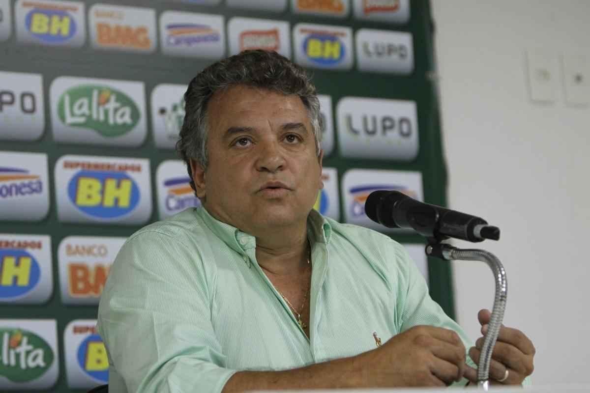 O elenco do Amrica se reapresentou para a temporada 2015 na tarde desta segunda-feira, no CT Lanna Drumond. Depois de reunio com integrantes do conselho de administrao, os jogadores foram para um campo secundrio, onde realizaram o primeiro trabalho com bola. O gramado principal passa por reformas.