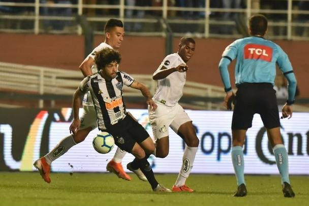 Atlético derrotou Santos por 2 a 1, de virada, com gols de Chará, e avançou às quartas de final da Copa do Brasil