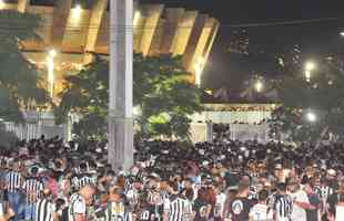 Atleticanos invadiram o Mineiro no jogo contra o Grmio e bateram recorde de pblico no Brasileiro; veja fotos do entorno do estdio antes da partida