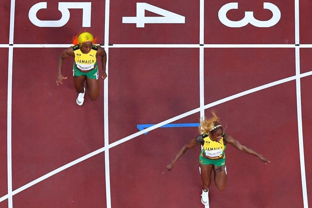 Fotos espetaculares da vitria da jamaicana Elaine Thompson-Herah nos 100m rasos dos Jogos Olmpicos de Tquio com o tempo de 10s61. A velocista quebrou o recorde olmpico e comandou o pdio jamaicano ao lado de Ann Fraser-Pryce, prata, e Shericka Jackson, bronze.
