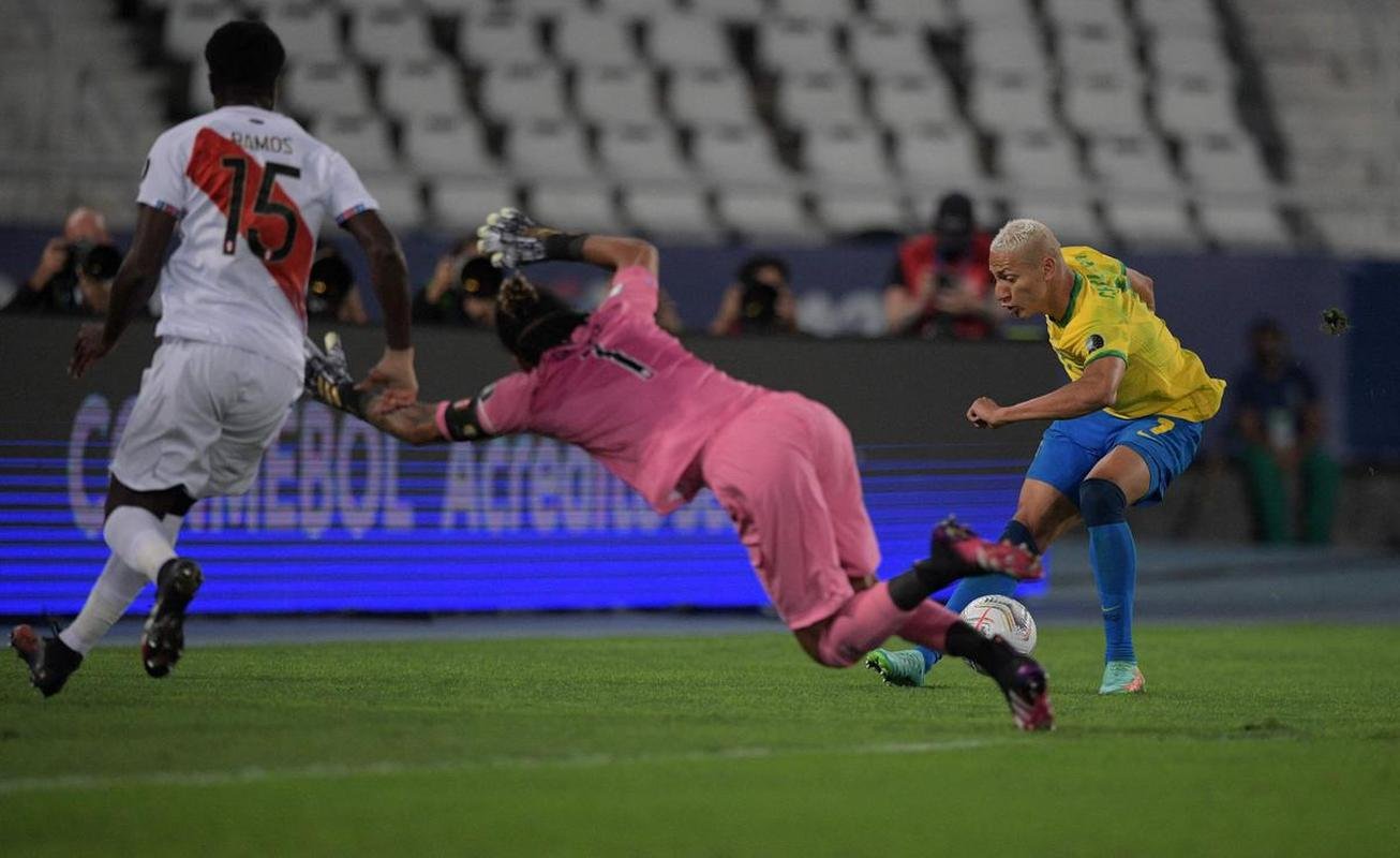 Brasil e Peru se enfrentaram no Estdio Nilton Santos, pelas semfinais da Copa Amrica 