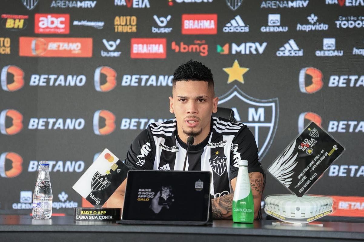 Paulinho foi oficialmente apresentado na Cidade do Galo nesta sexta-feira (16/12).