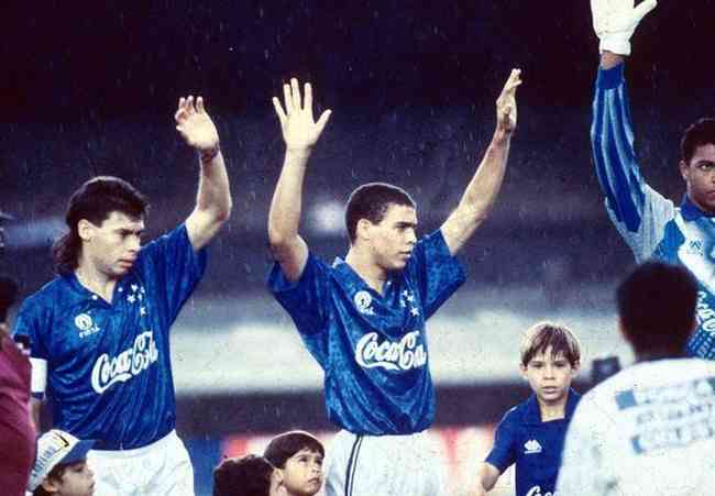 Paulo Roberto, Ronaldo e Dida cumprimentam a torcida do Cruzeiro