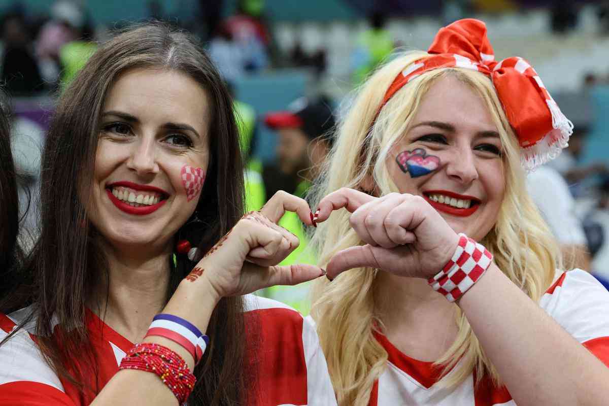 Imagens das torcidas de Argentina e Crocia no duelo pela semifinal da Copa do Mundo do Catar, no estdio Lusail