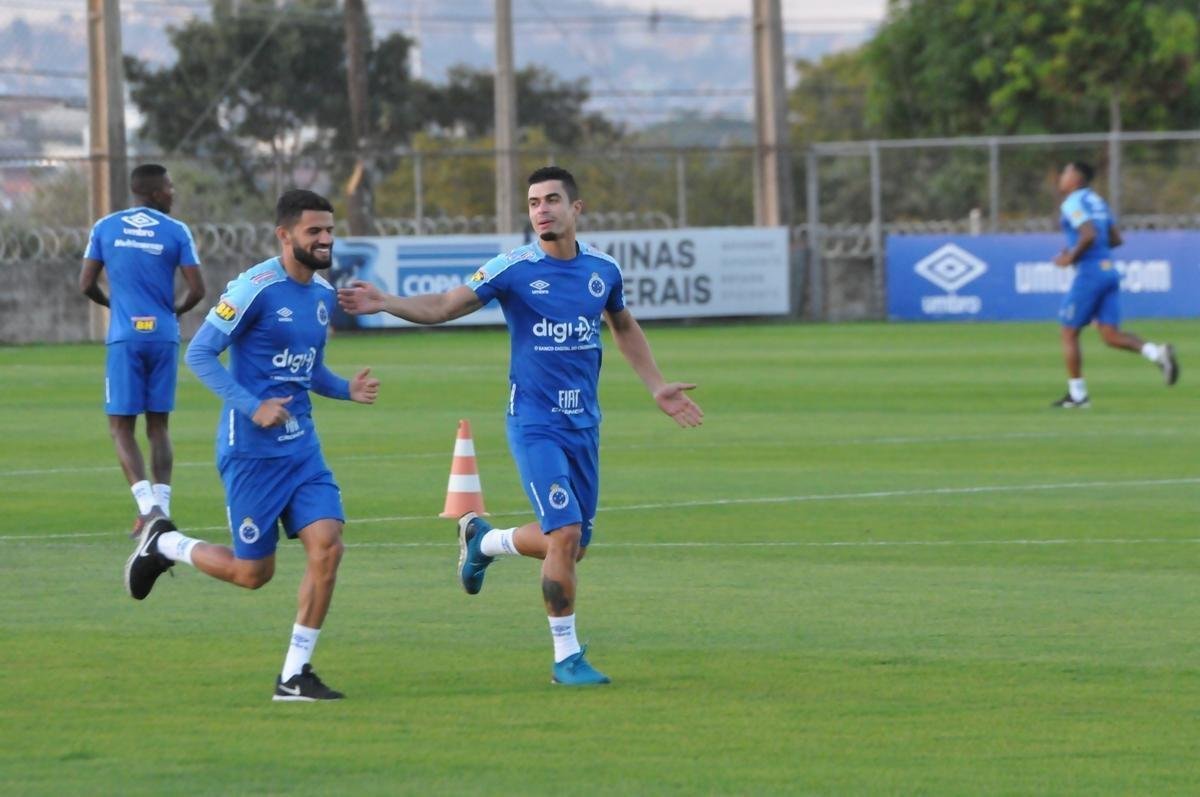 Cruzeiro iniciou sua intertemporada nesta segunda-feira na Toca da Raposa II. Tcnico Mano Menezes contou com elenco completo. Grupo agora comea preparao para decises com Atltico na Copa do Brasil, River Plate na Copa Libertadores e 29 rodadas restantes do Campeonato Brasileiro