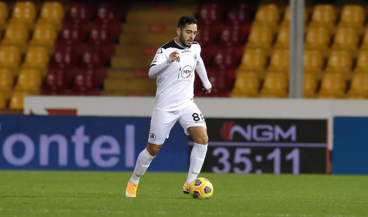 Léo Sena - Comprado pelo Atlético por cerca de R$ 4 milhões, Léo Sena ficou pouco tempo no clube. Sem espaço com Sampaoli, o jogador foi emprestado para o Spezia, da Itália. No novo clube são apenas duas partidas, ambas como reserva.