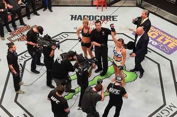 Miesha Tate finaliza Holly Holm com mata-leão, no quinto round, e conquista cinturão peso galo
