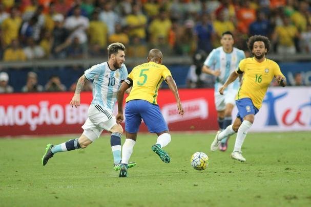 Alegria de Neymar no Mineiro e decepo de Messi, visivelmente abatido no jogo
