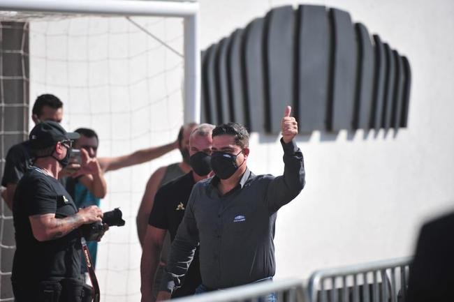 Fotos da visita do dolo atleticano Ronaldinho Gacho s obras de construo da Arena MRV, estdio do Atltico, em Belo Horizonte. Dentro de Centro de Experincias criado pelo clube, ex-craque tirou fotos com dirigentes e funcionrios. Do lado de fora, ele foi vaiado e xingado ao sair por no ter parado para saudar os fs que o aguardavam debaixo de sol quente.