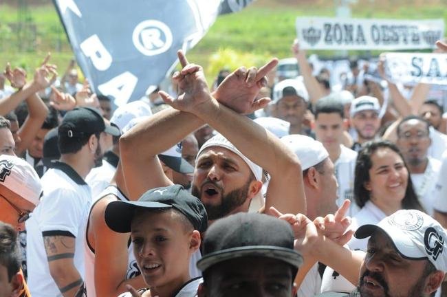 Imagens da chegada de Diego Tardelli