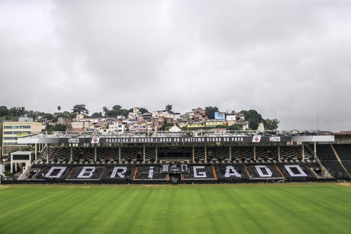Velrio de Roberto Dinamite rene jogadores, ex-jogadores e torcedores em So Janurio