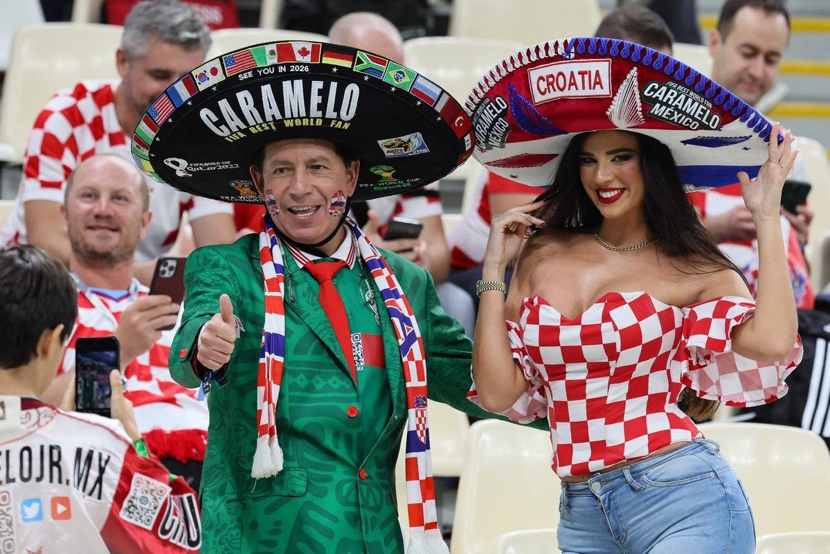 Imagens das torcidas de Argentina e Crocia no duelo pela semifinal da Copa do Mundo do Catar, no estdio Lusail