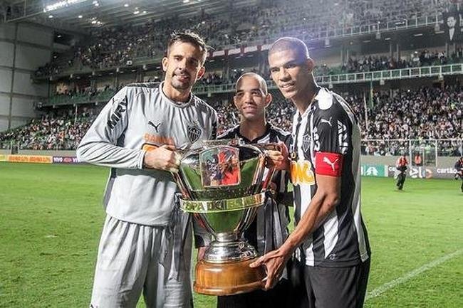 Victor ao lado de Tardelli e Leonardo Silva com a taa da Copa do Brasil de 2014