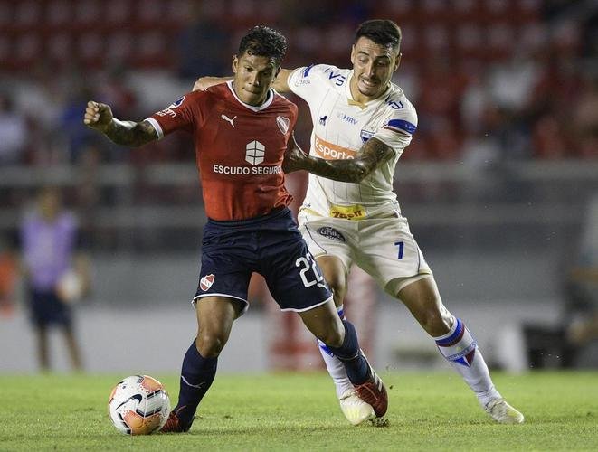 Lucas Romero: probabilidade de um mecanismo é alta, de dois é baixa. O valor de mercado do volante do Independiente-ARG é de 3,82 milhões de euros.
