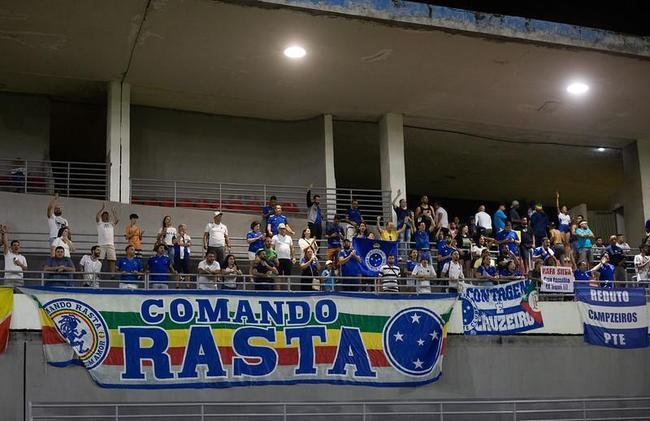 Fotos da torcida do Cruzeiro na partida contra o CSA, nesta quarta-feira (20), no Rei Pel, em Macei. Jogo  vlido pela 19 rodada da Srie B do Campeonato Brasileiro.
