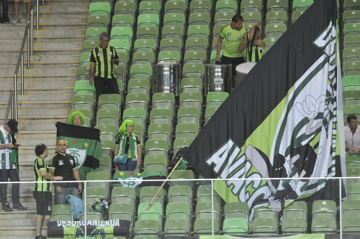 Torcedores do Amrica durante jogo de ida da semifinal do Mineiro, contra o Atltico, no Independncia