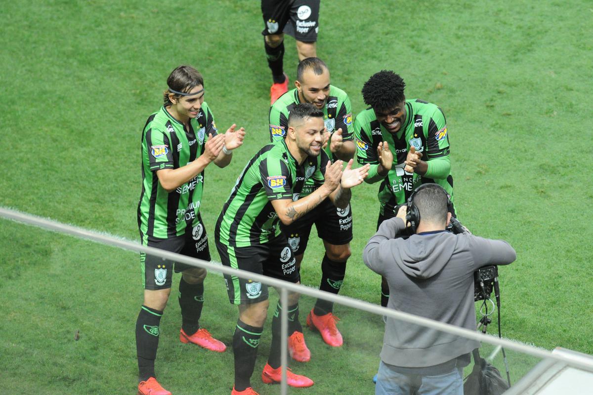 Fotos do duelo entre Amrica e Ponte Preta, no Independncia, em Belo Horizonte, em jogo de volta da quarta fase da Copa do Brasil