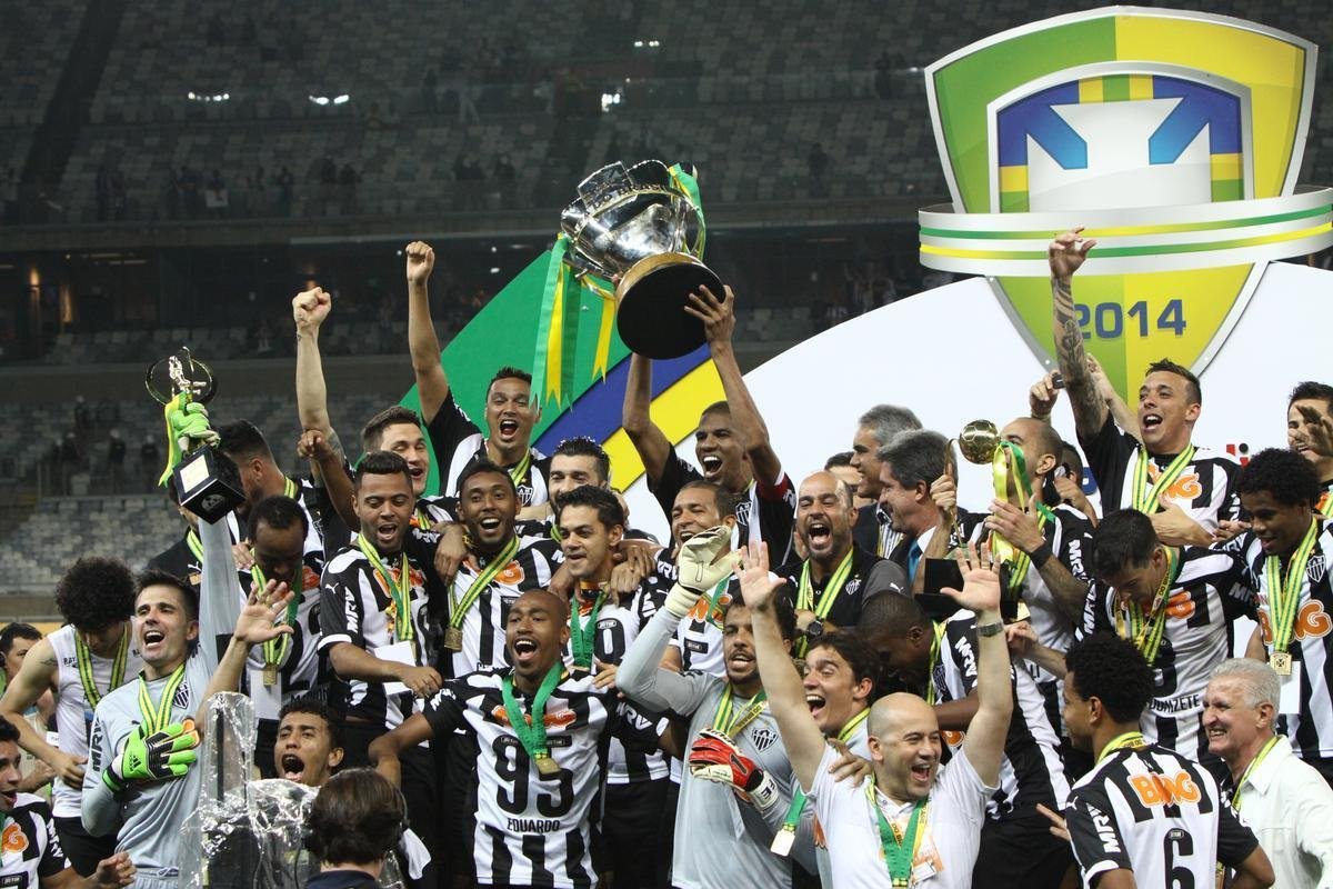 Capito Leonardo Silva ergue a taa e jogadores festejam o ttulo indito da Copa do Brasil