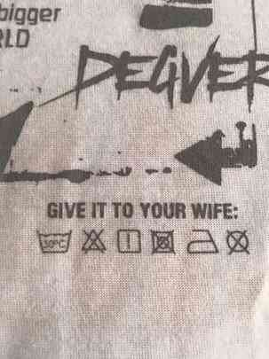 Instrues de lavagem de camisas promocionais da Dryworld estampam a polmica frase 'GIVE IT TO YOUR WIFE' (entregue para a sua mulher)