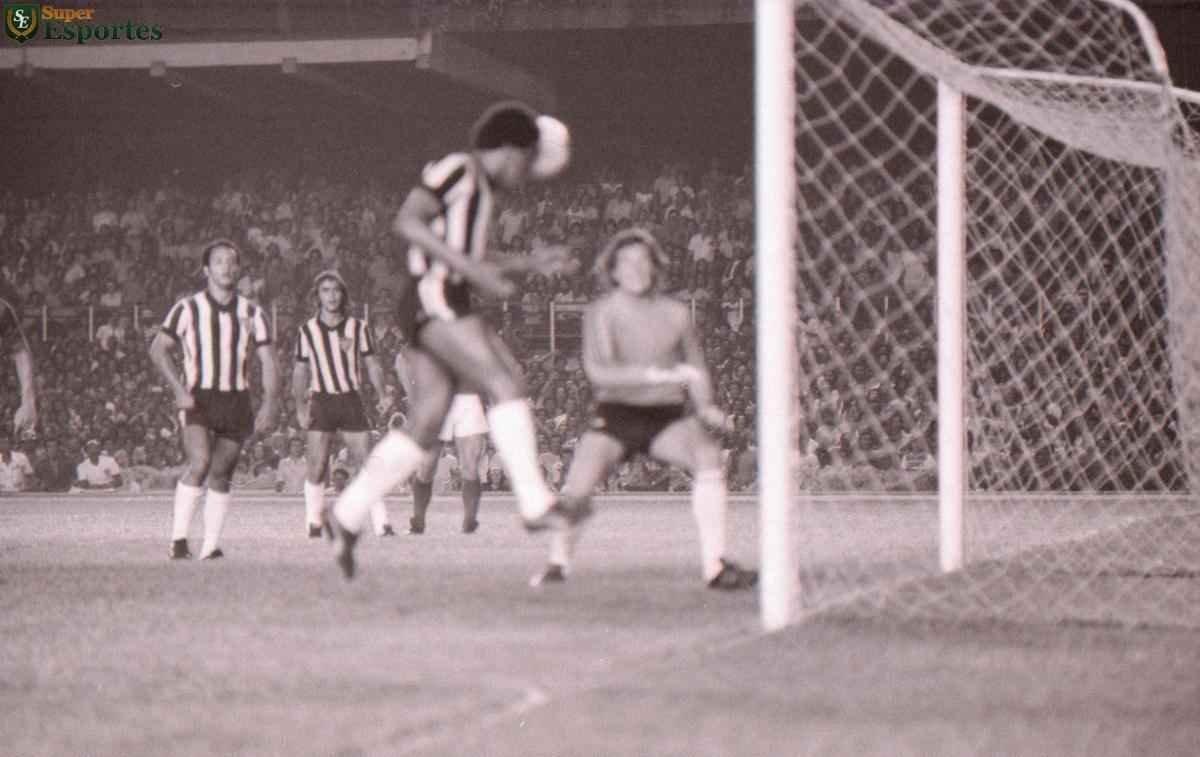 A fase final do Mineiro de 1976 terminou em julho, mas os jogos decisivos foram disputados oito meses depois. Com uma equipe renovada, com Toninho Cerezo, Paulo Isidoro, Marcelo e Reinaldo, o Galo no deu chances para o rival, com veteranos como Piazza, Z Carlos e Dirceu Lopes, e foi campeo invicto. Nas duas partidas decisivas, o placar foi o mesmo. A diferena no segundo jogo foi o belo gol de falta do hoje tcnico Marcelo Oliveira.