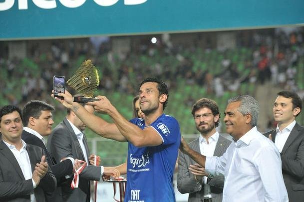 Entrega de medalhas e erguimento da taa: veja a festa do Cruzeiro com o bi do Mineiro