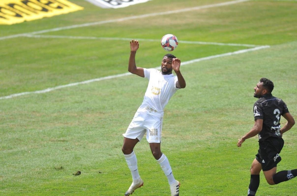 Cruzeiro e Ponte Preta se enfrentaram numa manh de forte calor em Sete Lagoas