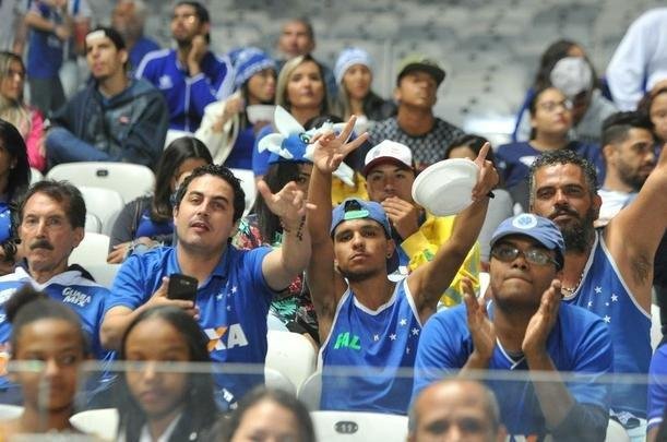 Torcida do Cruzeiro encarou frio e crise de abastecimento para apoiar o time contra o Palmeiras, no Mineiro