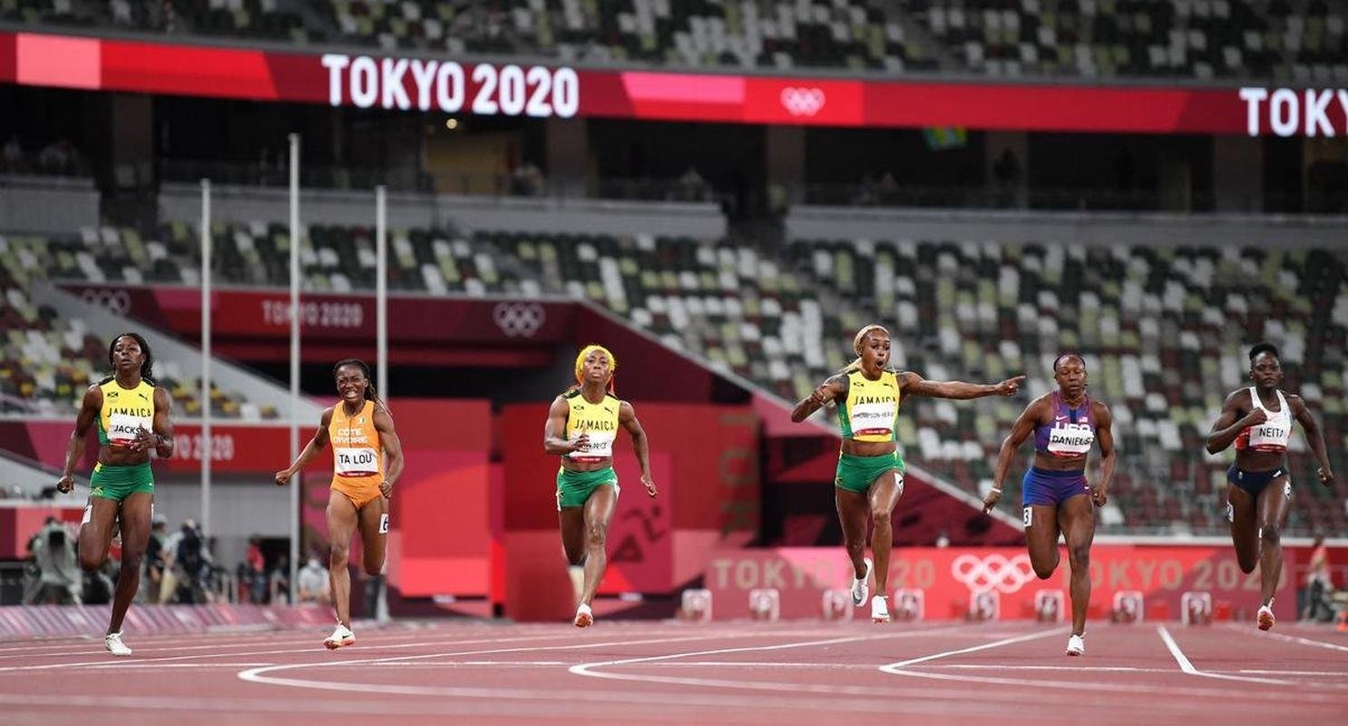 Fotos espetaculares da vitria da jamaicana Elaine Thompson-Herah nos 100m rasos dos Jogos Olmpicos de Tquio com o tempo de 10s61. A velocista quebrou o recorde olmpico e comandou o pdio jamaicano ao lado de Ann Fraser-Pryce, prata, e Shericka Jackson, bronze.